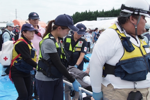 日赤栃木救急法奉仕団による負傷者搬送の様子